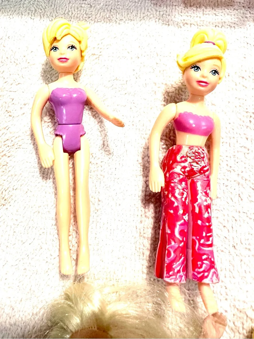 Vintage 7- Assorted Polly Pocket  dolls with case